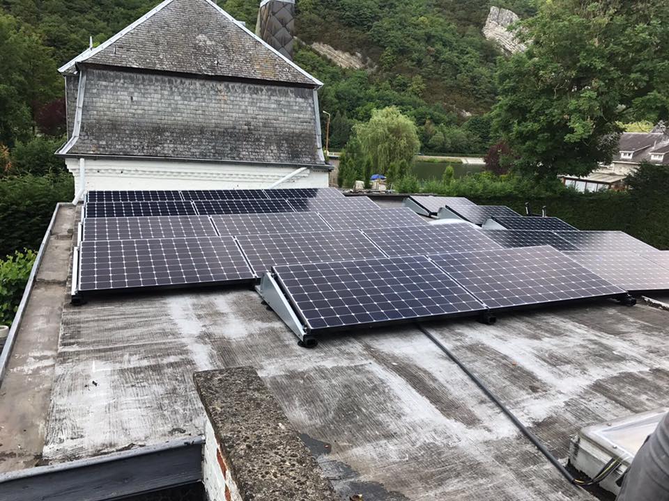 zonnepanelen in Namen op plat dak