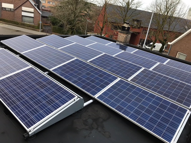 bisol zonnepanelen op plat dak in Roeselare
