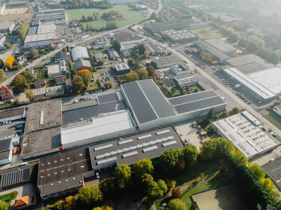 Luchtfoto van een industriegebied met bedrijfsgebouwen en zonnepanelen