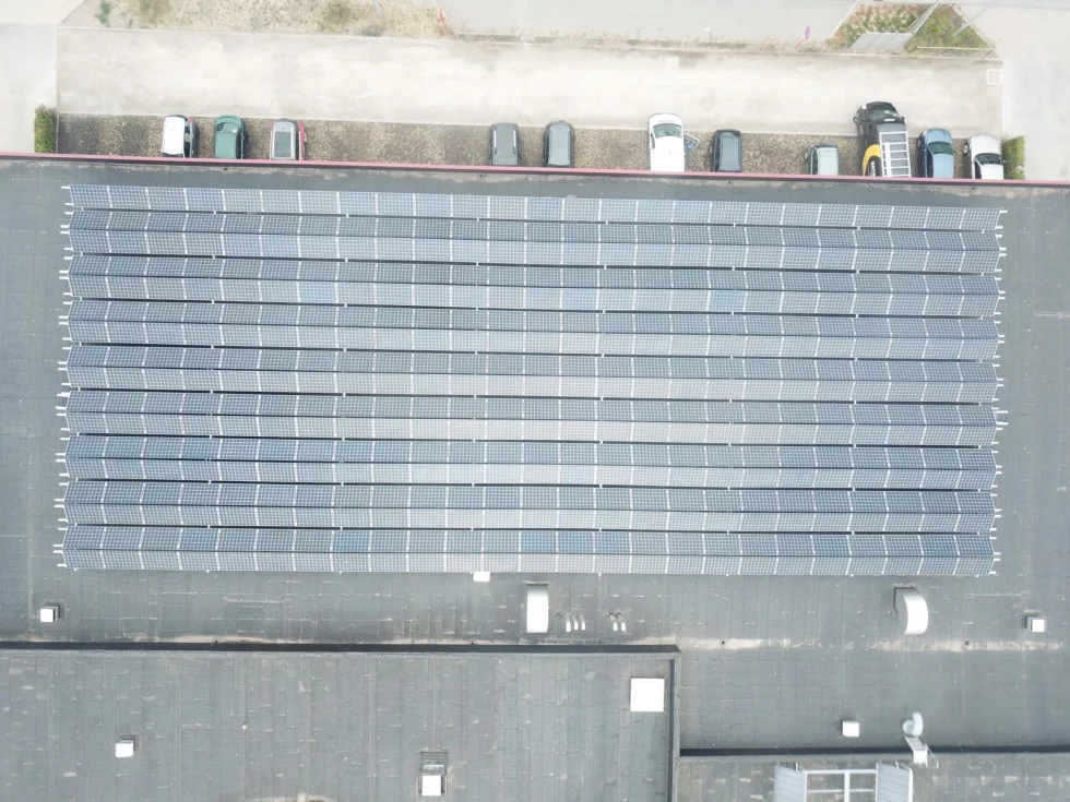 Luchtfoto van de volledige dakinstallatie zonnepanelen bij Breydelham