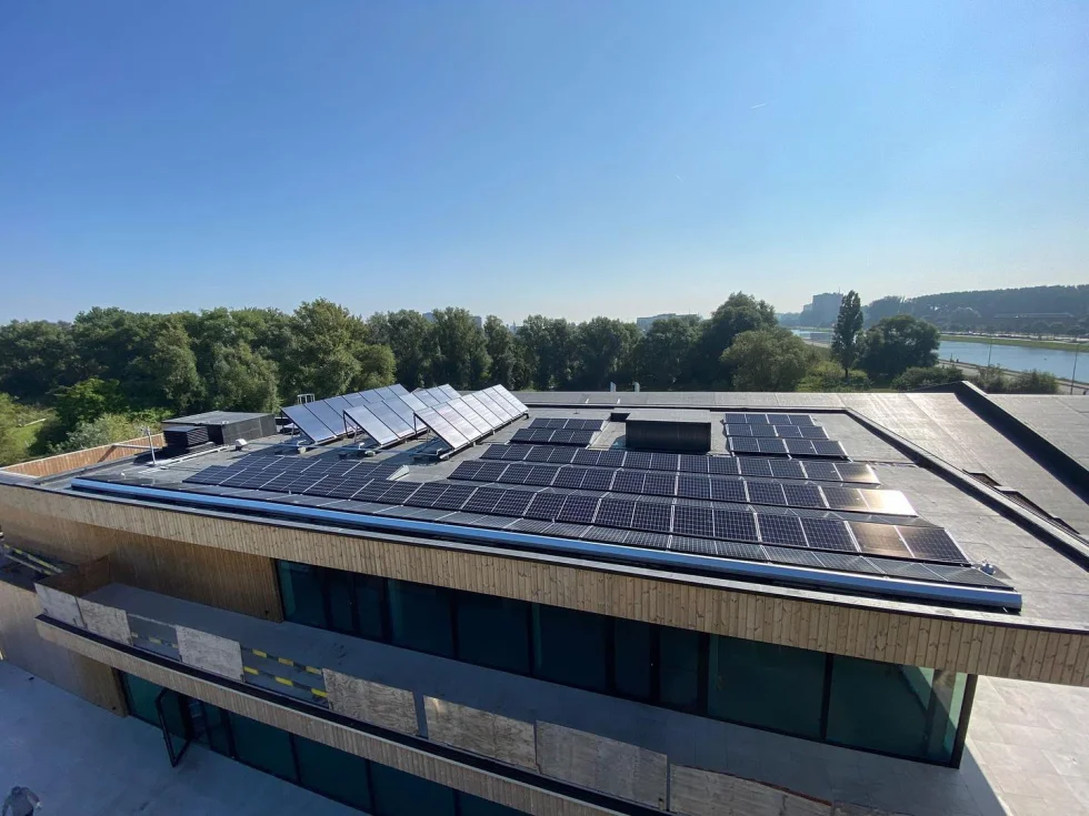 Luchtfoto van het clubgebouw van Hockey Gantoise met zonnepanelen