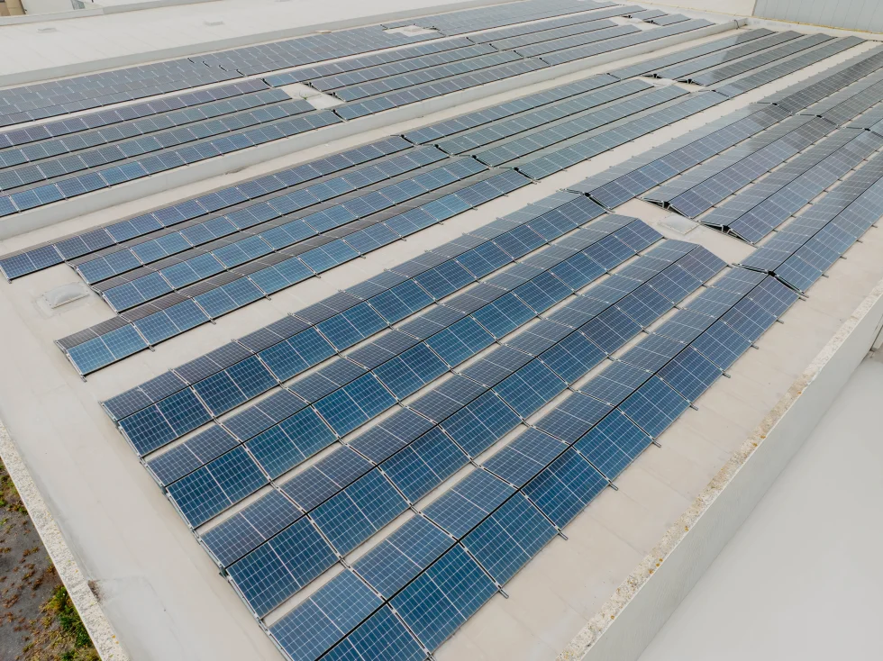 Luchtfoto van een grote dakinstallatie zonnepanelen in detail