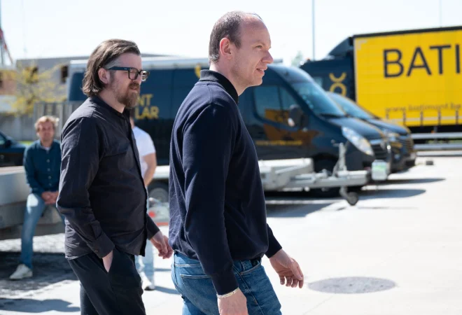 Twee collega's wandelen over de bedrijfsparking