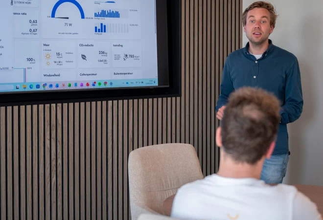 Presentatie van een dashboard met het vermogen van een installatie