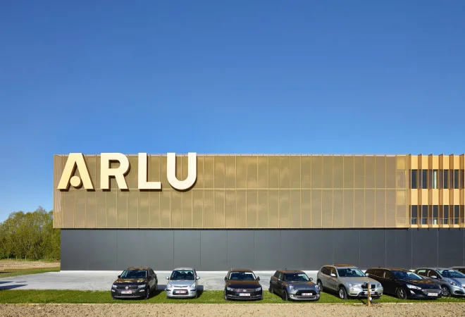 Bedrijfsgebouw van ARLU met bedrijfsnaam op de gevel
