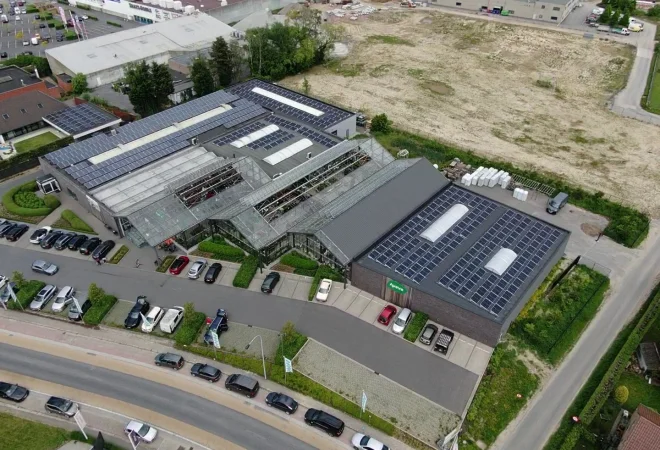 Luchtfoto van de AVEVE-site in Roeselare met zonnepanelen