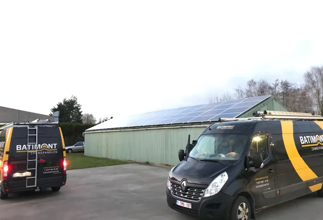 Batimont-bestelwagen bij een bedrijfspand met zonnepanelen