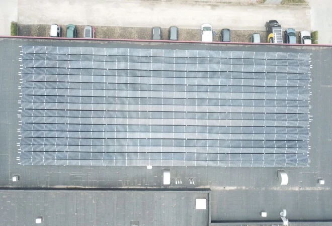 Luchtfoto van de volledige dakinstallatie zonnepanelen bij Breydelham
