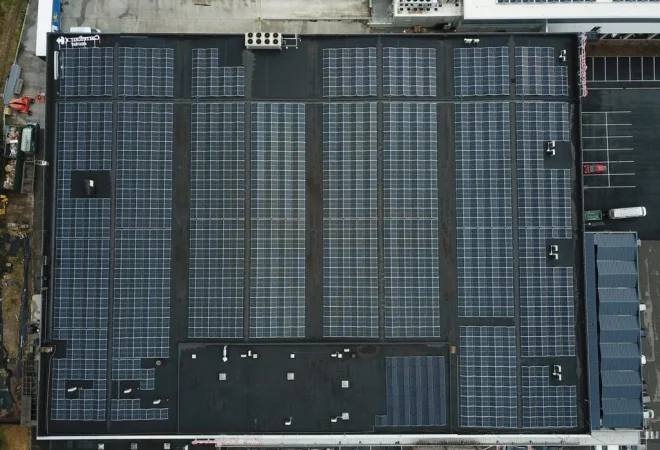 Luchtfoto van een Carrefour-winkeldak volledig belegd met zonnepanelen