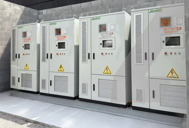 Rij industriële batterijkasten van Jinko ESS in een technische ruimte bij Delta Light in Wevelgem