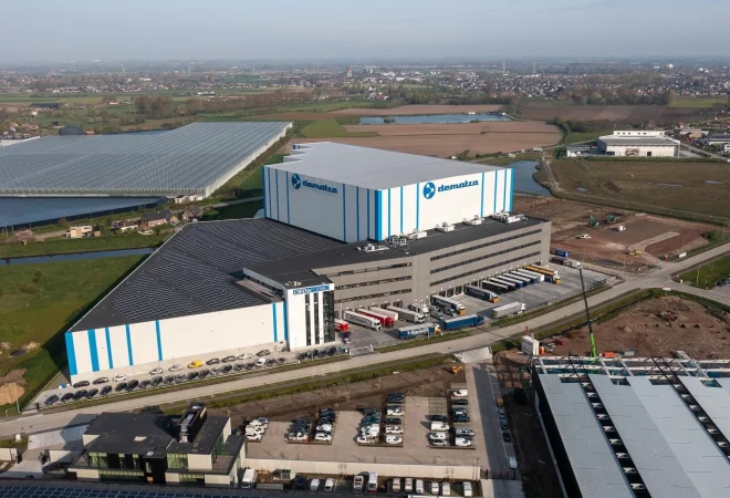 Luchtfoto van de bedrijfsgebouwen van Dematra met zonnepanelen op de daken