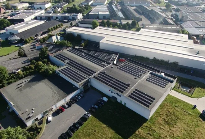 Luchtfoto van drukkerij Perka met zonnepanelen op het dak