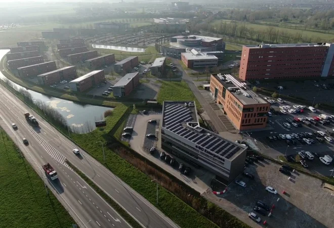 Luchtfoto van het kantoorgebouw van e-BO Enterprises met zonnepanelen