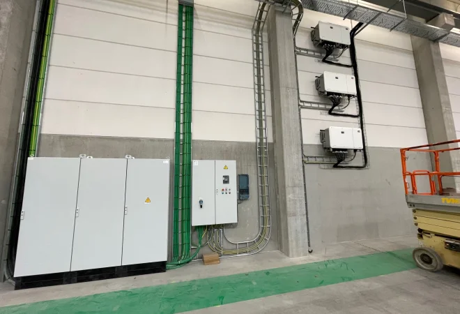 Omvormers en schakelkasten in de technische ruimte van E-Max Gullegem