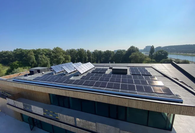 Luchtfoto van het clubgebouw van Hockey Gantoise met zonnepanelen