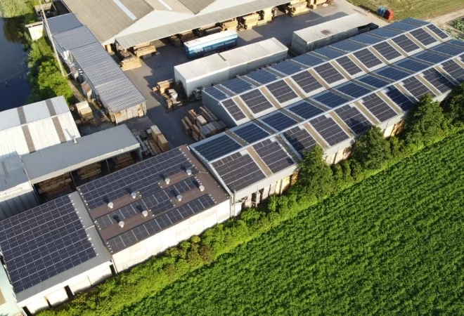 Luchtfoto van de loodsen van Houthandel Devreese met zonnepanelen