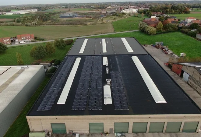Luchtfoto van de loodsen van Lambrecht Trailers met zonnepanelen