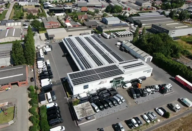 Luchtfoto van de MAN-vestiging in West-Vlaanderen met zonnepanelen