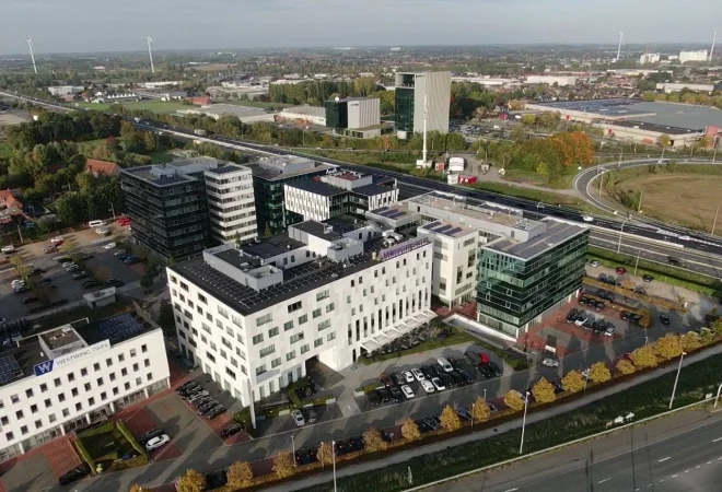 Luchtfoto van het Mercure Hotel met zonnepanelen op het dak