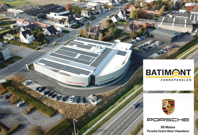Luchtfoto van Porsche Center West-Vlaanderen met zonnepanelen op het dak