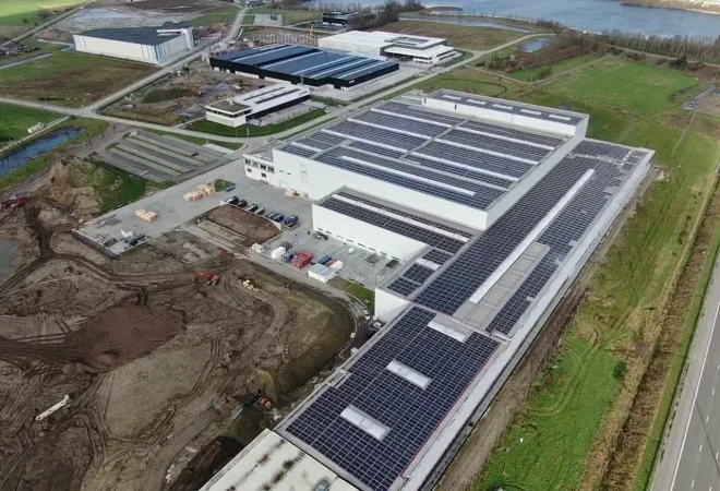 Luchtfoto van de zonnepaneelinstallatie op het dak van Renson NOA Outdoor