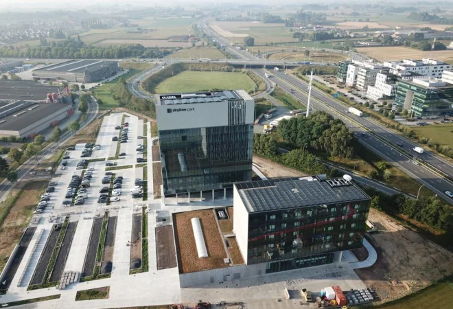Luchtfoto van het kantoorgebouw van Skyline Communications met zonnepanelen
