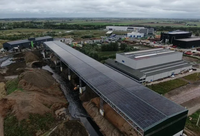Luchtfoto van de site van Top-Mix Recycling met zonnepanelen