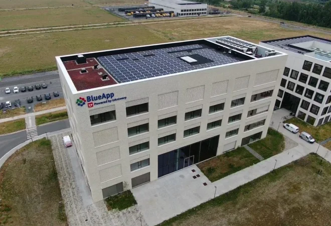 Luchtfoto van het BlueApp-gebouw van de Universiteit Antwerpen met zonnepanelen