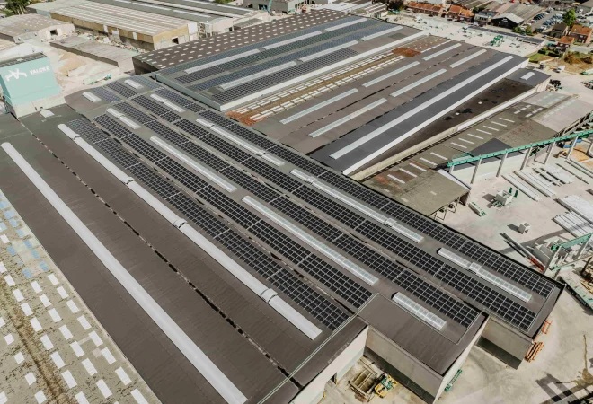 Luchtfoto van een groot industriedak volledig belegd met zonnepanelen bij Valcke Industriebouw