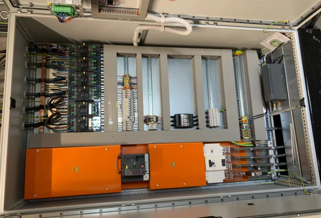 Schakelkast van de industriële zonnepaneelinstallatie bij Verduyn