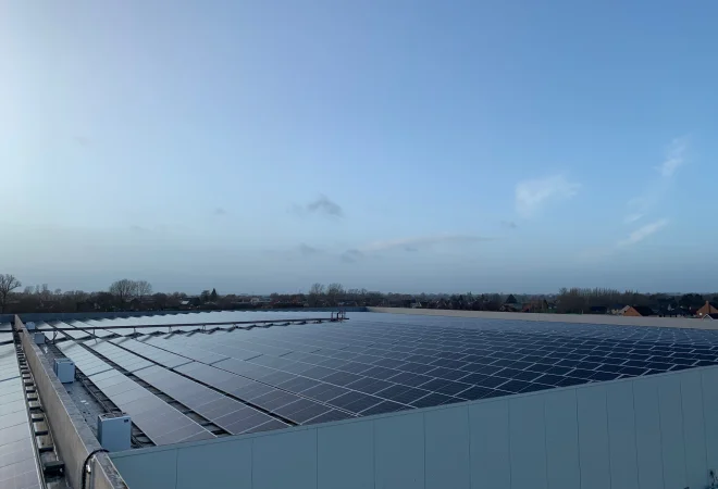 Groot dak met duizenden zonnepanelen bij Verduyn, installatie van 1 megawatt