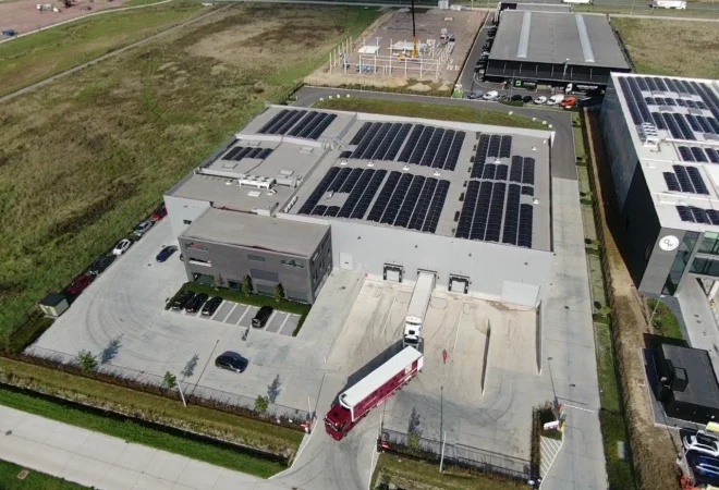 Luchtfoto van de bedrijfssite van Wild Vermeersch met zonnepanelen
