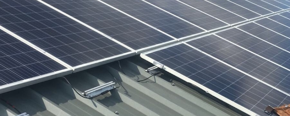 zonnepanelen op steeldeck