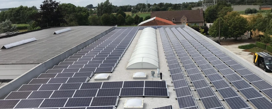 Zonnepanelen op het productiedak van 3D Weaving