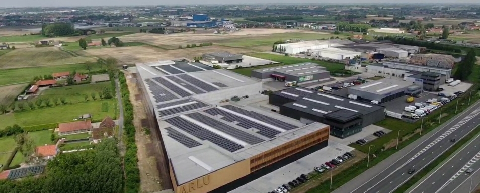 Luchtfoto van de ARLU-site met zonnepanelen, gelegen langs de autosnelweg