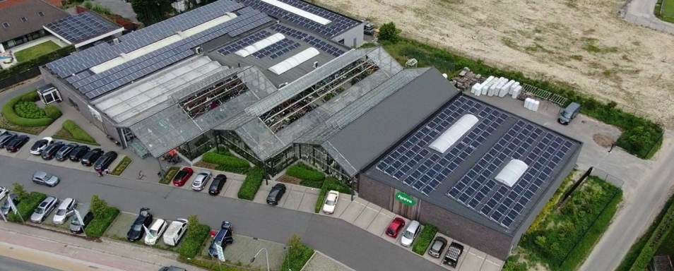 Luchtfoto van de AVEVE-site in Roeselare met zonnepanelen