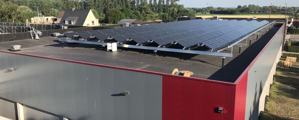 Bedrijfsgebouw van Breydelham met zonnepanelen op het dak