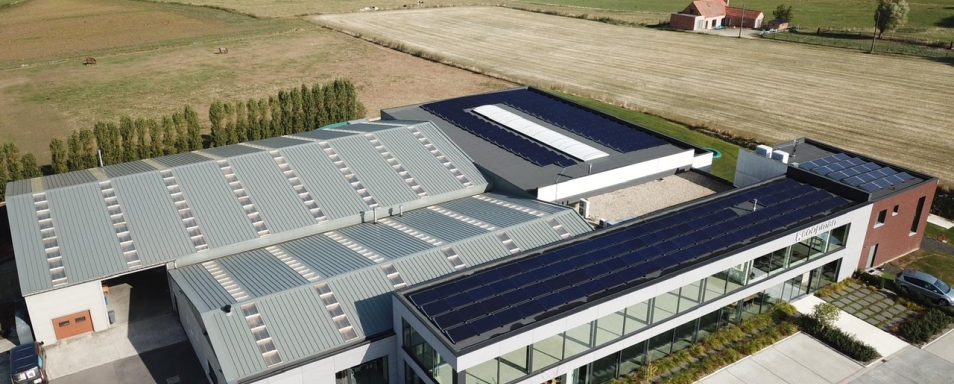 Luchtfoto van Coopman Interieur met zonnepanelen op de daken