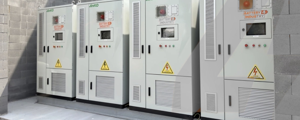 Rij industriële batterijkasten van Jinko ESS in een technische ruimte bij Delta Light in Wevelgem