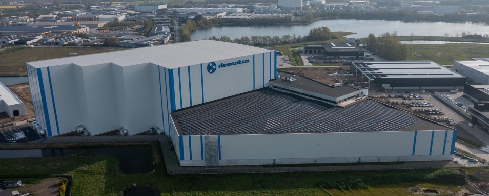 Luchtfoto van de logistieke site van Dematra met zonnepanelen