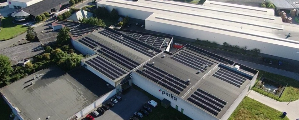 Luchtfoto van drukkerij Perka met zonnepanelen op het dak
