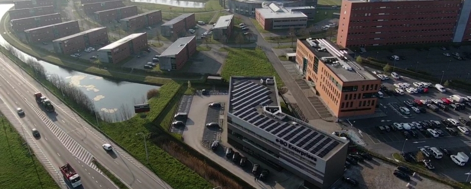 Luchtfoto van het kantoorgebouw van e-BO Enterprises met zonnepanelen