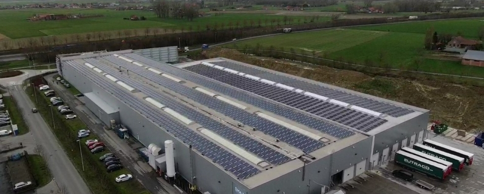 Luchtfoto van het bedrijfsgebouw van E-Max in Gullegem met zonnepanelen