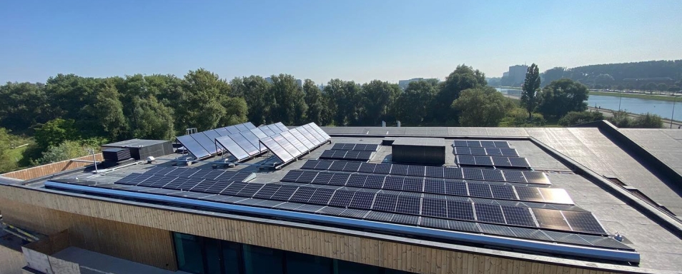 Luchtfoto van het clubgebouw van Hockey Gantoise met zonnepanelen