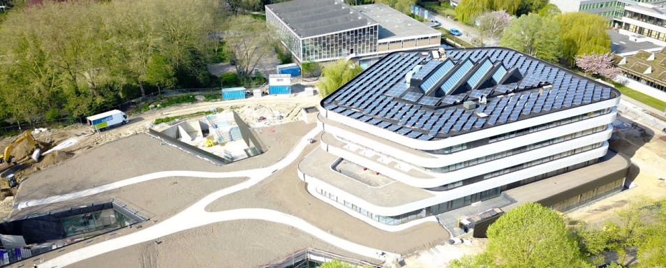 Luchtfoto van het Howest-campusgebouw De Penta met zonnepanelen