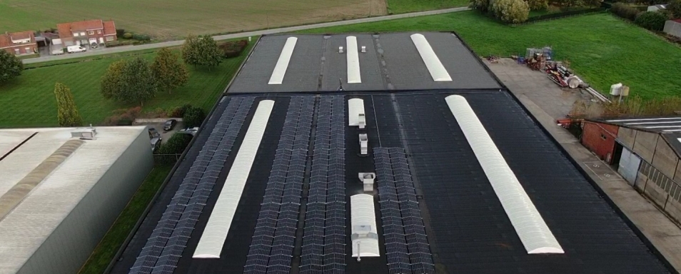 Luchtfoto van de loodsen van Lambrecht Trailers met zonnepanelen