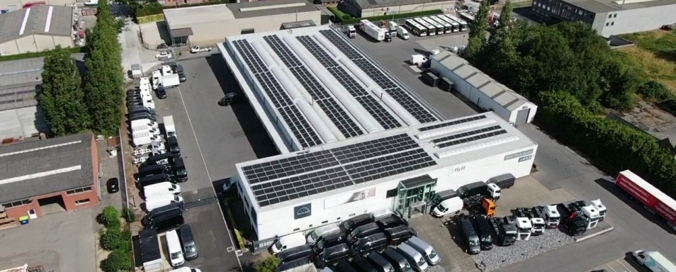 Luchtfoto van de MAN-vestiging in West-Vlaanderen met zonnepanelen