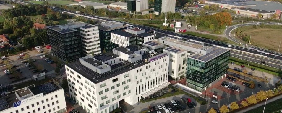 Luchtfoto van het Mercure Hotel met zonnepanelen op het dak