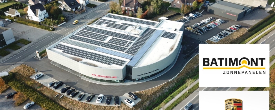 Luchtfoto van Porsche Center West-Vlaanderen met zonnepanelen op het dak