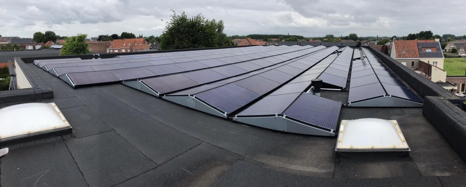 Zonnepanelen op het platte dak van supermarkt Select in Lauwe